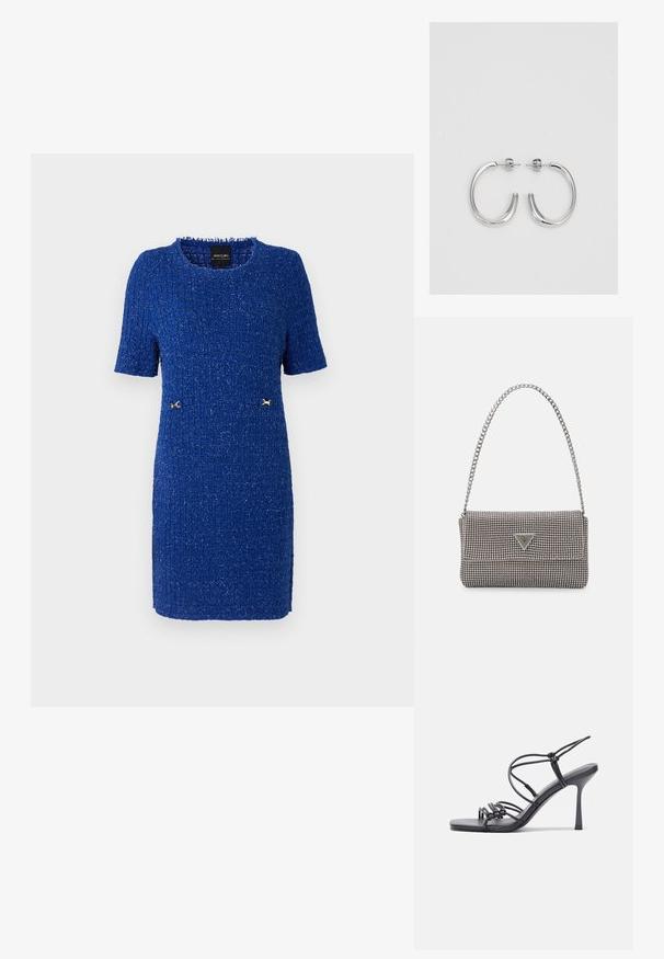 Kratke rukave, haljina do koljena plave boje od teksturiranog materijala, s zlatnim detaljima na struku i okruglim izrezom.; Crne sandale na visokoj potpetici imaju tanke trake s čvorastim dizajnom, glatki kvadratni vrh i elegantnu stiletto petu.; Svijetlosivi metalik ruksač s lancem, ukrašen malim okruglim metalnim zakovicama i trokutastim logotipom marke.; Srebro naušnice u obliku prstena s glatkom, sjajnom završnom obradom. Zaobljenog oblika, laganog dizajna, s kopčom na poleđini.