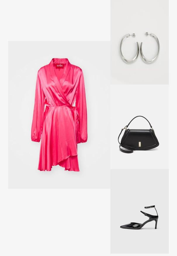 Rózsaszín selyem wrap ruha hosszú ujjakkal, V-nyakkivágással és megkötős övvel. Áramló szoknyája van, aszimmetrikus szegéllyel. Simább textúra.; Fekete lakkbőr magassarkú cipők hegyes orral, állítható bokapánttal és vékony sarokkal. Simább textúra fényes kivitelben.; Fekete bőr kézitáska, strukturált dizájnnal, rövidített formával, felső fogantyúval és arany színű kiegészítőkkel. Állítható vállpánt is tartozik hozzá.; Ezüst karika fülbevalók sima, ívelt formával. Fényes fémes felülettel és tűs zárral rendelkeznek. Nincsenek látható minták vagy kiegészítők.