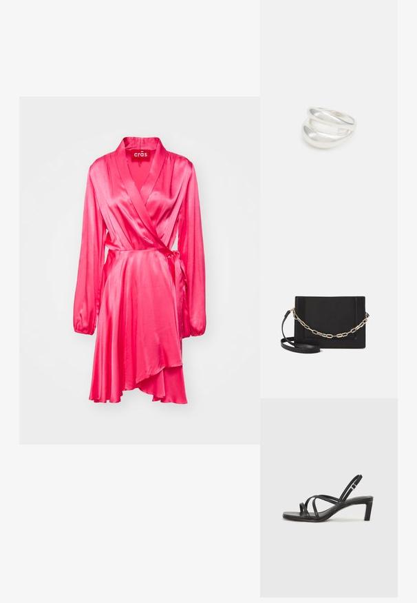 Ružové saténové zavinovacie šaty s dlhými rukávmi, V-výstrihom a opaskom. Obsahujú splývavú sukňu s asymetrickým lemom. Hladká textúra.; Čierne sandále na vysokom podpätku so štvorcovou špičkou a nízkym blokovým podpätkom. Obsahujú viacero tenkých popruhov a nastaviteľný členkový popruh. Vyrobené z hladkej kože.; Čierna kožená crossbody taška s hladkou textúrou, obdĺžnikovým tvarom a kovovým reťazovým detailom na prednej strane. Súčasťou je nastaviteľný popruh.; Strieborný prsteň s dvojitým pásikom s hladkým, lesklým povrchom. Má plynulý, zakrivený dizajn s prekryvajúcimi sa časťami pre moderný vzhľad.