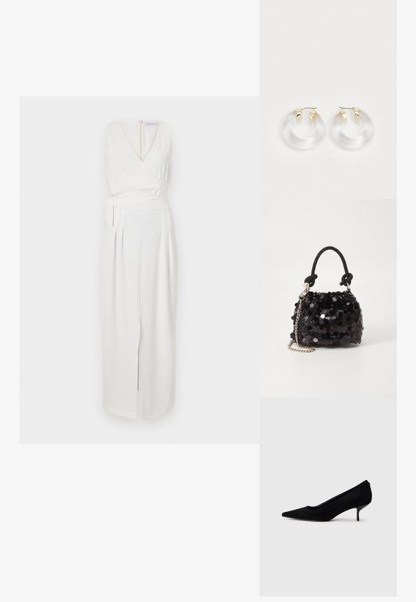 Vestido branco sem mangas com um design envolvente, apresentando um decote em V, detalhe de laço lateral e uma fenda frontal. Feito de um tecido suave com pregas.; Sapato de salto alto em camurça preta com bico afunilado e salto baixo e fino. Textura suave com um design elegante, apresentando nenhum hardware visível.; Mala mini preta de lantejoulas com uma alça texturizada em nó e corrente prateada. Forma arredondada com parte superior pregueada e detalhes reflexivos.; Brincos de argola em acrílico transparente com detalhes em metal dourado e um acabamento polido. Apresentam um design circular suave.