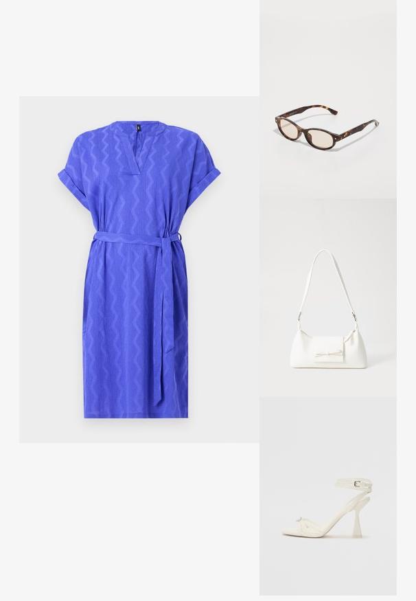 Kurzes, knielanges Kleid in leuchtendem Lila, mit Zickzackmustern, V-Ausschnitt und passendem Gürtel in der Taille. Strukturierter Stoff.; Sandaletten aus weißem Leder mit hohen Absätzen, schlankem Design, transparentem Blockabsatz und einem dekorativen Element an der Zehe.; Schildkrötenmuster Sonnenbrille mit runder Form und leichten Gläsern. Verfügt über stabile Bügel mit kleinen goldenen Akzenten, hergestellt aus Kunststoff.; Weiße synthetische Handtasche in dreieckiger Form, flache Vorderklappe und Schleifendetail, verstellbarer Trageriemen, glatte Textur und minimalistisches Design.; Glänzendes beiges Armband aus glattem Harz. Abgerundete Form mit einer einheitlichen Oberfläche und einem kleinen goldenen Logo auf der Innenseite.