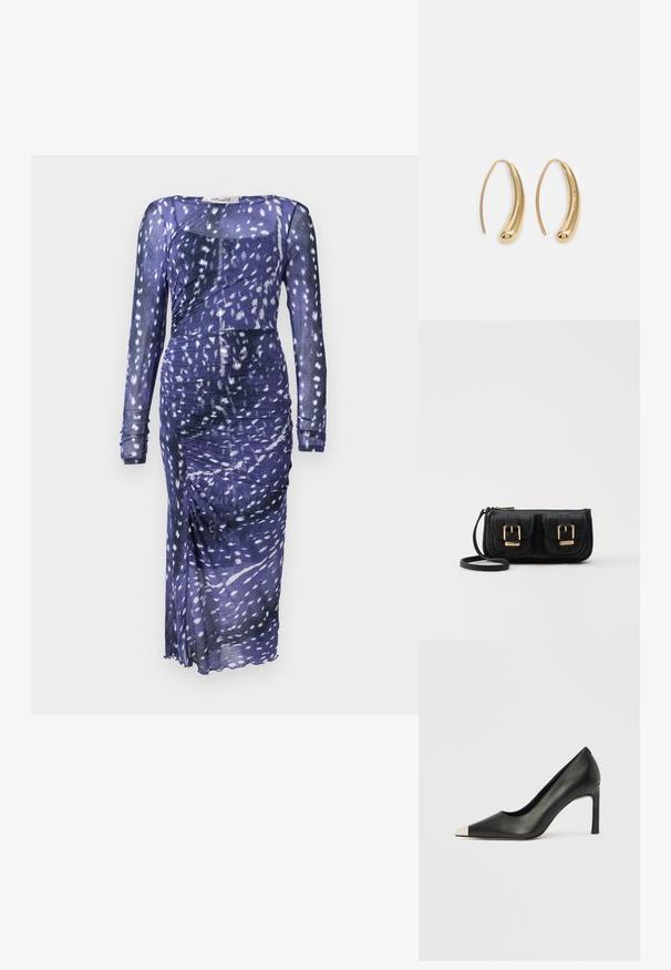 Prosojna vijolična obleka z dolgimi rokavi, nabrano oblikovanje, abstrakten bel vzorec in stranski razporek. Gladka tekstura blaga.; Črni usnjeni čevelj z visokim petom, s koničastim prstom in kovinsko srebrno kapico. Ima gladko površino in vitko peto višine 10 cm.; Črna usnjena torbica čez ramo z dvema sprednjima žepoma, zlatimi zaponkami, zadrgo in ozkim pasom. Tekstura površine je strukturirana, obliko pa ima kompaktno pravokotno.; Zlato-tonirani kovinski uhani v obliki obroča s krivuljo in podolgovato obliko. Imajo gladko, sijočo površino in zaobljen vrh za dodaten detajl.