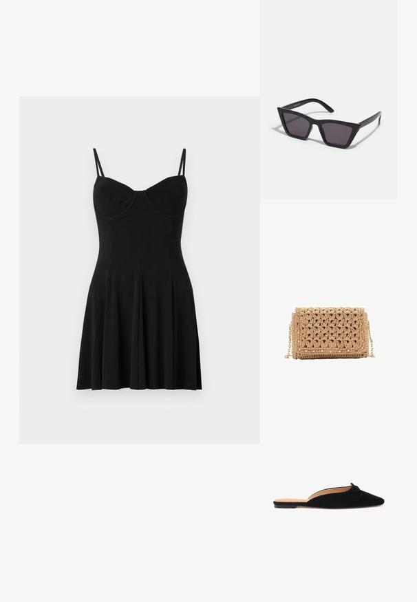 Czarna sukienka z dopasowaną górą i rozkloszowanym dołem; posiada regulowane ramiączka i gładką fakturę. Prosty krój bez wzorów i akcentów.; Czarne zamszowe buty wsuwane z szpiczastym noskiem i małą ozdobną kokardką na przodzie, z płaską podeszwą i otwartym tyłem.; Czarne, kanciaste okulary przeciwsłoneczne z szarymi soczewkami; wykonane z plastiku, z grubymi zausznikami o gładkiej powierzchni i bez widocznych elementów metalowych.; Torebka szydełkowa w jasnym beżu, z teksturowanym wzorem. Złoty łańcuszek, z dekoracyjnymi ćwiekami wzdłuż krawędzi dla dodatkowego wykończenia.