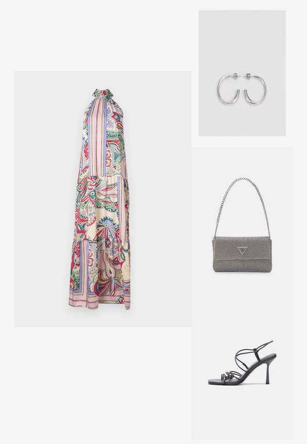 Abito maxi con scollo a halter, tessuto stampato con motivi floreali e paisley in rosso, verde, rosa e blu, con una silhouette fluida.; Sandali neri con tacco alto presentano sottili cinturini con design annodato, una punta quadrata liscia e un elegante tacco a spillo.; Borsa a mano metallica grigia chiara con tracolla a catena, impreziosita da piccoli chiodi metallici circolari e da un logo triangolare del marchio.; Orecchini a cerchio in argento con una finitura liscia e lucente. Forma arrotondata, design leggero, con chiusura a perno.