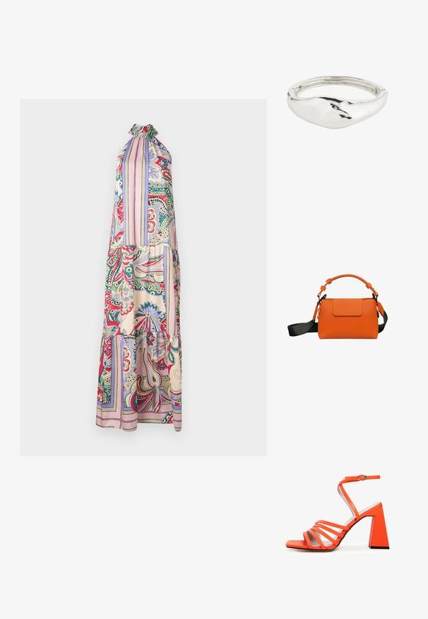 Maxikleid mit Halterneck, gemusterter Stoff mit floralen und paisleymustern in Rot, Grün, Pink und Blau, mit einem fließenden Schnitt.; Orangene Sandale mit Blockabsatz, mehreren schmalen Riemen und einer Schnalle am Knöchel. Glatte Textur und eckiges Zehendesign. Flache schwarze Sohle.; Orange Lederhandtasche mit abnehmbarem schwarzen Schultergurt, Tragegriff, Klappenverschluss und subtilen Steppnähten. Logo auf der Vorderseite geprägt.; Silberner Metallring mit einer organischen, wellenförmigen Gestalt. Die Oberfläche weist ein poliertes Finish und ein strukturiertes Erscheinungsbild mit leichten Vertiefungen auf.