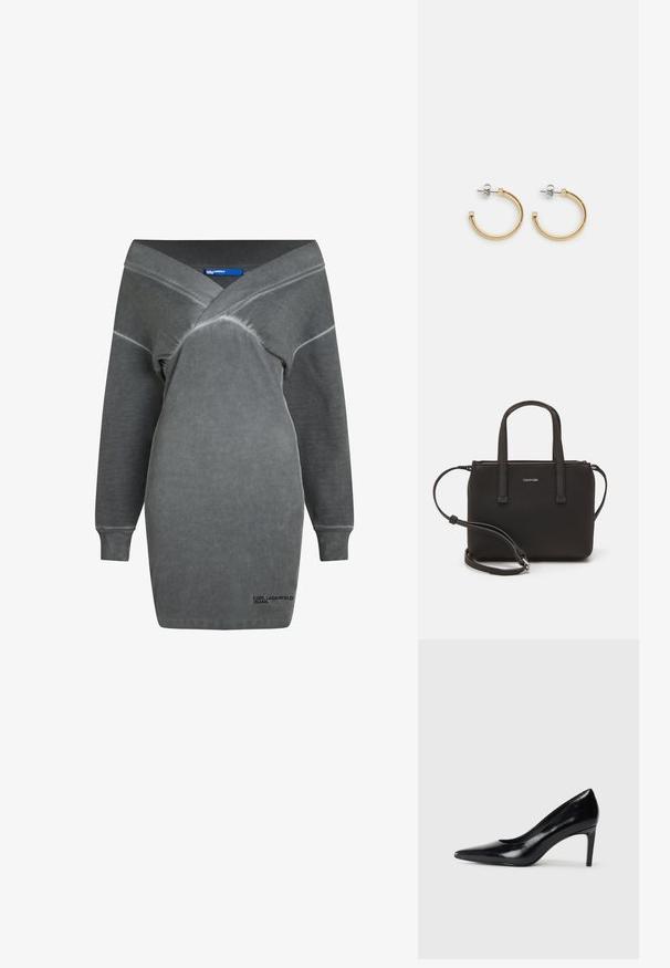 Abito grigio di taglia oversize con scollatura profonda a V, maniche lunghe e polsini a costine. Realizzato in un morbido tessuto con una finitura leggermente texturizzata. Presenta un dettaglio con logo.; Scarpa con tacco alto in pelle nera, con punta affusolata, texture liscia e tacco rastremato. Design minimalista, senza ulteriori decorazioni.; Borsa nera con doppi manici corti e tracolla removibile. Materiale simile alla pelle liscia con chiusura a zip e dettaglio del logo.; Orecchini a cerchio in oro con design a corda intrecciata, con perni in argento e accenti quadrati. Finitura metallica liscia con un aspetto lucido.