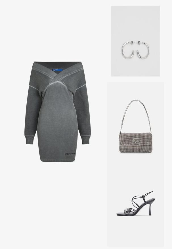 Pilkos spalvos per didelis suknelė su giliu V formos iškirpimu, ilgomis rankovėmis ir įribuota apykakle. Pagaminta iš minkštos medžiagos su šiek tiek tekstūruotu paviršiumi. Pabrėžiama logotipo detalė.; Juodos aukštakulnės sandalai pasižymi plonyčiais dirželiais su mazgo dizainu, lygiu kvadratiniu pirštu ir elegantišku stiletto kulnu.; Šviesiai pilka metalinė rankinė su grandinėlės dirželiu, papuošta mažais apvaliais metaliniais smeigėmis ir trikampiu prekės ženklu.; Sidabrinės auskarai žiedai su lygiu, blizgiu paviršiumi. Suapvalinta forma, lengvas dizainas, su uždarymu ant smeigtuko.