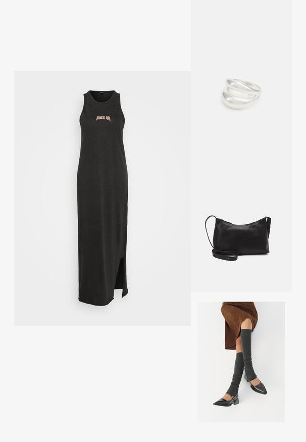 Czarna, bezrękawnikowa sukienka maxi z okrągłym dekoltem, z przodu z rozcięciem oraz grafiką "Rock On" w metalicznych literach na klatce piersiowej.; Czarne lakierowane buty na szpilce z prostokątnym obcasem i paskiem na kostce, zestawione z szarymi prążkowanymi ocieplaczami na nogi oraz brązową zamszową spódnicą.; Czarna skórzana torba na ramię o gładkiej fakturze, zakrzywionym kształcie, regulowanym pasku i zapięciu na zamek. Minimalistyczny design bez zdobień.; Srebrna obrączka podwójna z gładką, polerowaną powierzchnią. Posiada płynny, zakrzywiony kształt z nakładającymi się sekcjami, co nadaje nowoczesny wygląd.