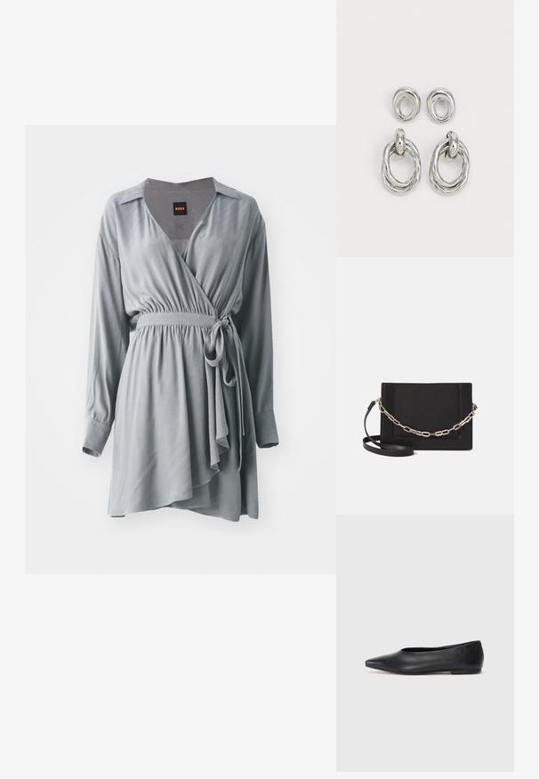 Szürke, puha anyagú wrap ruha, hosszú ujjakkal, passzentos derékkal és hullámzó, aszimmetrikus szegéllyel. Tartalmazza a gallért és egy megkötős övet.; Fekete bőr balettcipő, hegyes orral, minimalista dizájn, sima textúra, alacsony sarkú, látható fémrész vagy díszítés nélkül.; Fekete bőr keresztpántos táska, sima textúrával, téglalap alakú és fém lánc részlettel az elején. Állítható pánttal ellátva.; Ezüst árnyalatú fém fülbevalók, melyek két különböző dizájnnal rendelkeznek: egy csavart kör alakú karika és egy sima kör alakú stift. A fényes felület fokozza az eleganciát.