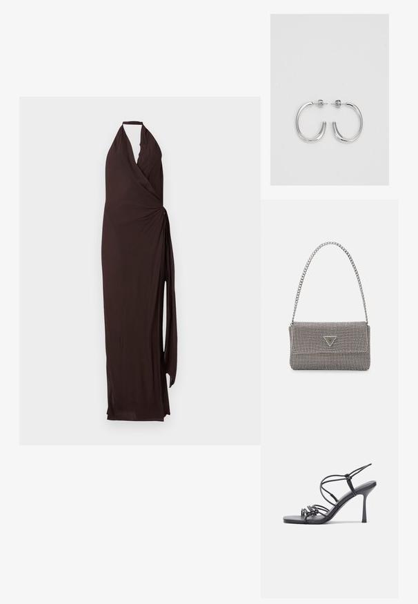 Pruun halterneck kleit, mis on valmistatud kergest kangast, sisaldab ümbrikdisaini küljetõmbe ja pikka, voolavat siluetti.; Mustad musta värvi kontsandaalid on varustatud peente rihmadega, millel on sõlmekujundus, siledad ruudukujulised varbad ja stiilne stilettokonts.; Helehall metallik handbags, millel on kett, kaunistatud väikeste ümmarguste metallist õmblustega ja kolmnurkse brändi logoga.; Hõbedased rõngaskõrvarõngad, millel on sile ja läikiv pind. Ümar kuju, kerge disain, millel on post-tagumise kinnituse süsteem.