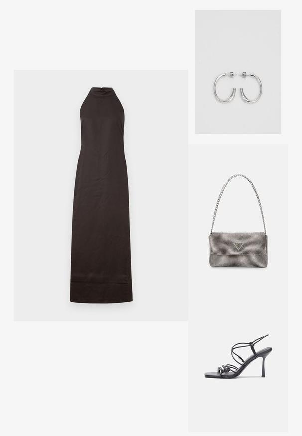 Čierne šaty s halterneckom a rovnou siluetou, vyrobené z hladkej látky, s jemným leskom a dĺžkou po členky.; Čierne sandále na vysokom podpätku majú tenké remienky s uzlovým dizajnom, hladký štvorcový špičku a elegantný stiletto podpätok.; Svetlošedá metalická kabelka s reťazovým popruhom, ozdobená malými kruhovými kovovými štítkami a trojuholníkovým logom značky.; Strieborné kruhové náušnice s hladkým a lesklým povrchom. Okrúhly tvar, ľahký dizajn, s uzáverom na kolík.