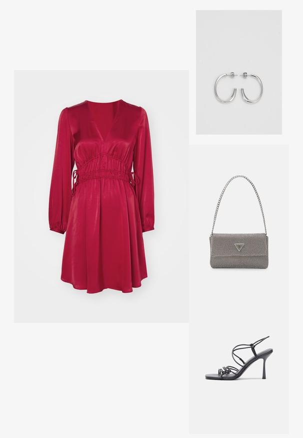 Piros selyemruha mély V-nyakkivágással, hosszú ujjakkal és elasztikus derékkal. Zsinóros részletekkel és kényelmes, a comb közepéig érő szabással rendelkezik.; Fekete magas sarkú szandálok vékony pántokkal, csomózott mintával, sima négyzetes orral és karcsú stiletto sarkal rendelkeznek.; Világosszürke fémes kézitáska lánc pánttal, kis kör alakú fém kifinomult díszítéssel és háromszög alakú márkagéppel.; Ezüst karika fülbevalók sima, fényes felülettel. Lekerekített forma, könnyű kialakítással, tűs zárómechanizmussal.