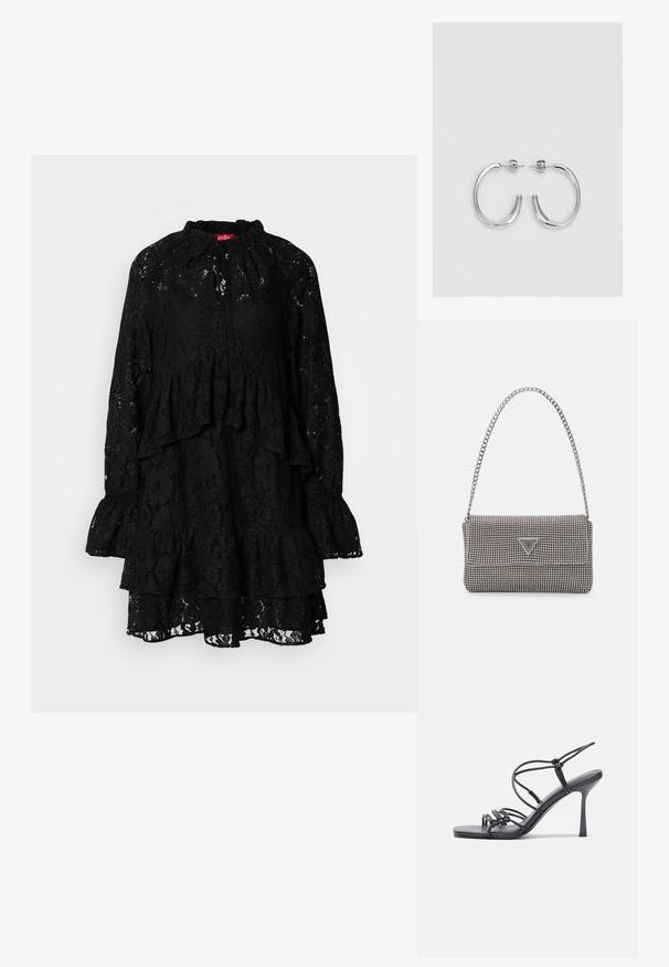 Schwarzes Spitzenkleid mit langen Ärmeln, Rüschenschichten, einem hohen Halsausschnitt mit Bändern und einem strukturierten floralen Muster.; Schwarze, hochhackige Sandalen mit dünnen Riemen und einem geknoteten Design, einer glatten, rechteckigen Zehenpartie und einem eleganten Stiletto-Absatz.; Hellegraue metallische Handtasche mit einer Kettenriemen, verziert mit kleinen kreisförmigen metallic Nieten und einem dreieckigen Markenlogo.; Silberne Creolen mit einer glatten, glänzenden Oberfläche. Abgerundete Form, leichtes Design, mit einer Steckverschluss.