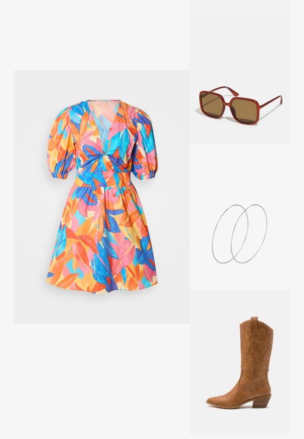 Kolorowa krótka sukienka z głębokim dekoltem w kształcie litery V, bufiaste rękawy i dopasowana talia. Posiada tropikalny wzór liści w odcieniach różu, pomarańczy, niebieskiego i zielonego.; Brązowe skórzane kowbojki z wyciągniętym nosem, haftowanymi wzorami spiralnymi na cholewie oraz blokowym obcasem. Posiadają pętlę ułatwiającą zakładanie.; Czerwone okulary przeciwsłoneczne w kwadratowym kształcie z brązowymi szkłami. Grube, błyszczące oprawki i smukłe zauszniki z drobnymi detalami po bokach dla większej atrakcyjności wizualnej.; Srebrne kolczyki w formie obręczy o minimalistycznym designie. Okrągły kształt, gładka faktura i cienki profil. Lekkie, z polerowanym wykończeniem.