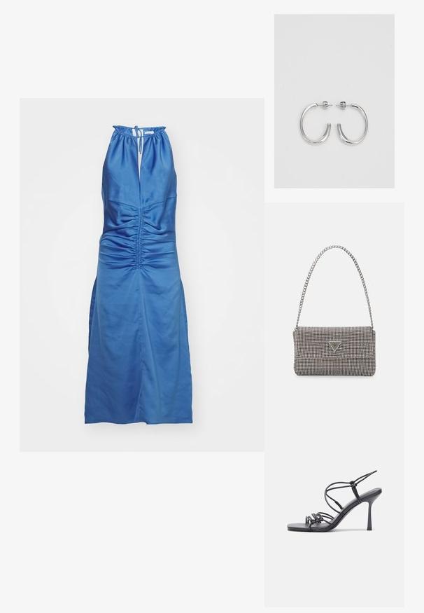 Abito in satin blu con collo halter, caratterizzato da arricciature sul davanti e uno spacco laterale. Il design include una chiusura regolabile con lacci.; Sandali neri con tacco alto presentano sottili cinturini con design annodato, una punta quadrata liscia e un elegante tacco a spillo.; Borsa a mano metallica grigia chiara con tracolla a catena, impreziosita da piccoli chiodi metallici circolari e da un logo triangolare del marchio.; Orecchini a cerchio in argento con superficie liscia e lucida, caratterizzati da una forma curva e chiusura a perno. Design minimalista con finitura moderna.