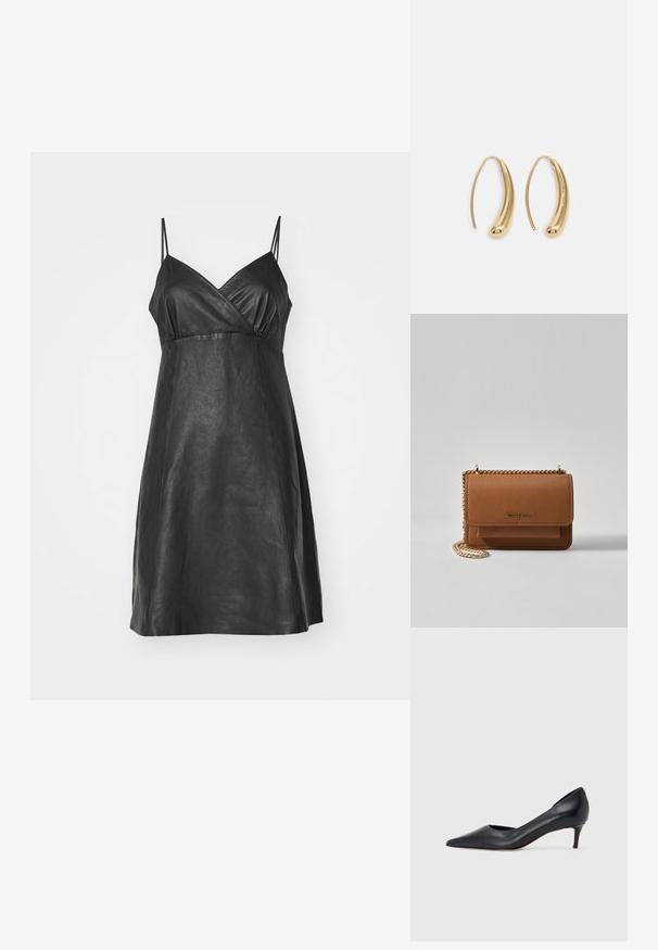 Juodas odinis suknelė su V formos iškirpte, plonomis spaghetti tipo petnešomis ir laisvu siluetu su glotnia, tekstūruota apdaila.; Juodi odiniai aukštakulniai su smailiu priekeliu ir žemu kulnu. Turi lygią tekstūrą ir subtilų blizgesį. Priekyje yra atvira anga, suteikianti papildomo detalių.; Ruda tekstūruota odinė per petį nešama rankinė su auksiniu grandininiu dirželiu ir užlenkiamo užsegimo. Priekinėje pusėje yra logotipo detalė ir kišenė po užlenkimu.; Auksinės metalinės auskarų kabės su lenktą, pailgą forma. Turi lygų, blizgantį paviršių ir užapvalintą galiuką papildomam akcentui.