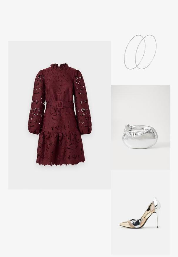 Robe en dentelle bordeaux avec un col froncé, des manches longues, une ceinture à la taille et un ourlet évasé avec des motifs floraux découpés.; Chaussure à talon aiguille à bout pointu avec un schema de couleurs argent, or et nude. Fini brillant avec un design découpé, dotée d'un talon stiletto.; Pochette en métal argenté avec une forme douce et arrondie et un fermoir en haut noué. Fabriquée en simili cuir lisse.; Boucles d'oreilles en argent au design minimaliste. Forme circulaire, texture lisse et profil fin. Légères avec une finition polie.