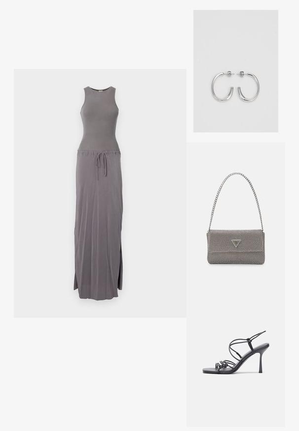 Pilkos spalvos be rankovių maksi suknelė, prigludusi liemeniui, su raišteliu juosmenyje, laisvai krintanti medžiaga su šoninėmis įpjovomis, lygi tekstūra, paprastas dizainas.; Juodos aukštakulnės sandalai pasižymi plonyčiais dirželiais su mazgo dizainu, lygiu kvadratiniu pirštu ir elegantišku stiletto kulnu.; Šviesiai pilka metalinė rankinė su grandinėlės dirželiu, papuošta mažais apvaliais metaliniais smeigėmis ir trikampiu prekės ženklu.; Sidabriniai lankelio formos auskarai su lygiu, blizgiu paviršiumi, išlenktos formos ir su užsegimu. Minimalistinio dizaino su moderniu apdaila.
