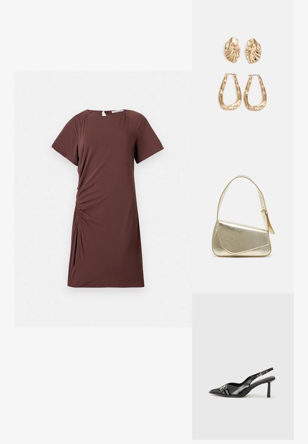 Braunes, kurzärmliges Kleid aus leichtem Stoff mit rundem Ausschnitt und gerafftem Seitendetail, das eine figurbetonte Silhouette schafft.; Schwarzer Lackleder Slingback-Schuh mit spitzem Zehenbereich, Knöchelriemen mit silbernen Schnallen und Beschlägen sowie einem schlanken Absatz.; Goldfarbene metallische Handtasche mit strukturiertem Design, glatter Textur und verstellbarem Tragegurt. Sie verfügt über eine einzigartige dreieckige Form und minimalistische Nähte.; Ohrringe in Goldoptik mit strukturierten, gewellten Formen. Beinhaltet skulpturale Clip-Ohrringe und ein offenes Hoop-Design mit gehämmertem Finish.