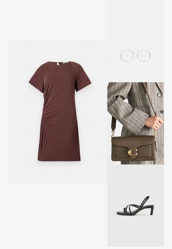 Hnedé šaty s krátkymi rukávmi vyrobené z ľahkej látky, s okrúhlym výstrihom a zhromaždením na boku, vytvárajúcim priliehavý siluetu.; Čierne sandále na vysokom podpätku so štvorcovou špičkou a nízkym blokovým podpätkom. Obsahujú viacero tenkých popruhov a nastaviteľný členkový popruh. Vyrobené z hladkej kože.; COACH TABBY SHOULDER BAG 26 - Kabelka - dark stone; Strieborné kruhové náušnice s elegantným, okrúhlym dizajnom, s hladkým povrchom a bez viditeľných ozdôb. Priemer nie je špecifikovaný.