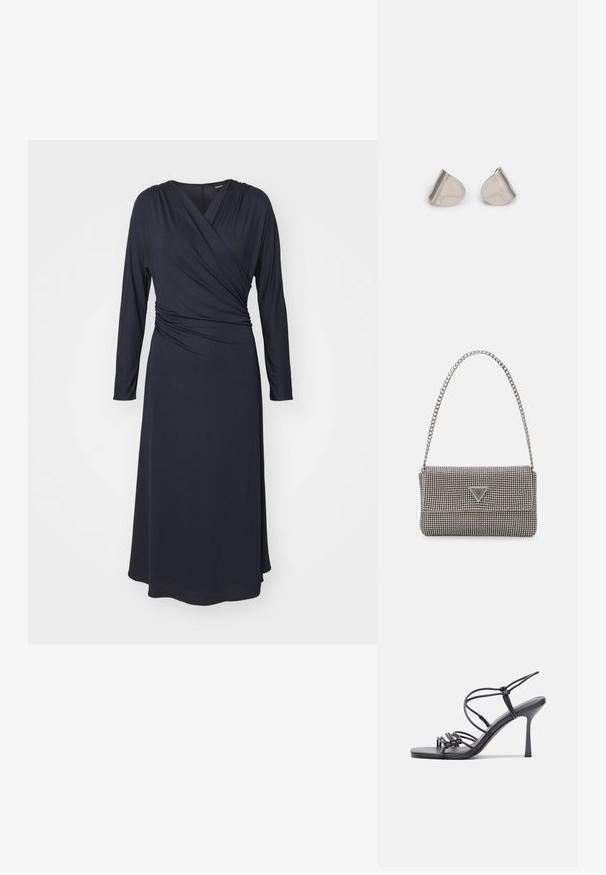 Granatowa sukienka z długim rękawem, zapinana na krzyż, wykonana z gładkiego materiału, z marszczeniami na ramionach i zwiewnym dołem.; Czarne sandały na wysokim obcasie mają cienkie paski z węzłowym wzorem, gładki, kwadratowy czubek i smukły obcas w stylu szpilki.; Jasnoszara metaliczna torebka na łańcuszku, ozdobiona małymi okrągłymi metalowymi ćwiekami oraz trójkątnym logo marki.; Srebrne metalowe kolczyki o gładkim, kroplowym kształcie i wypolerowanym wykończeniu. Delikatne grawerunki dodają szczegółów. Minimalistyczny design.
