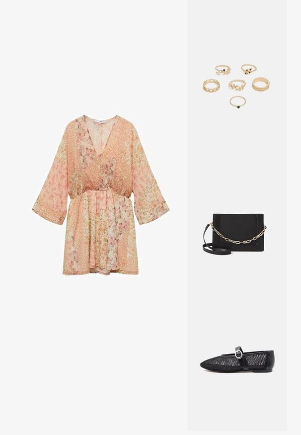 Šaty s květinovým vzorem v odstínech růžové, s výstřihem do V, širokými rukávy a staženým pasem pro tvar, vyrobené z lehké, průhledné látky.; Černé síťované baleríny Mary Jane s kulatou špičkou, nastavitelným popruhem, stříbrnou sponou a pevným opatek na bílém pozadí.; Černá kožená crossbody taška s hladkým povrchem, obdélníkovým tvarem a kovovým řetízkem na přední straně. Součástí je nastavitelný popruh.; Sada šesti zlatých prstenů s různými designy: splétané, motivy listů a hladké prsteny; některé s zelenými drahokamy.