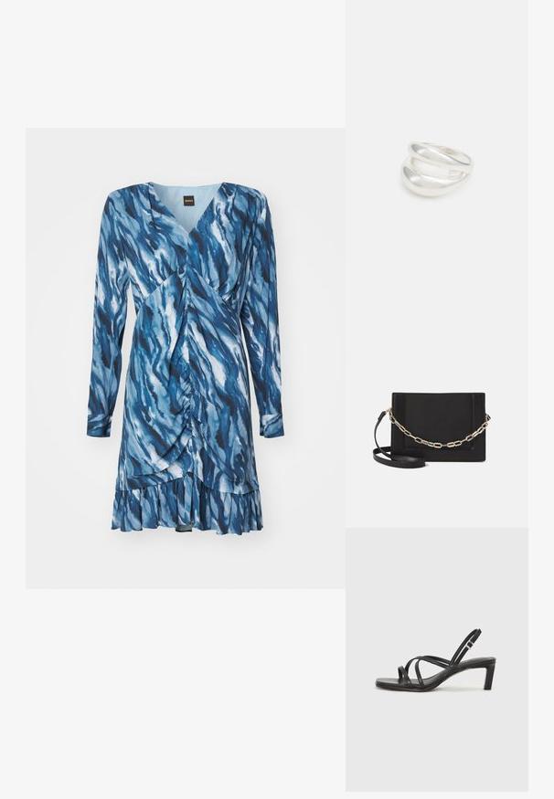 Zila kleita ar viļņu rakstu, garām piedurknēm, V veida kakla izgriezumu un rušēšanas detaļām. Izceļas ar platu apakšmalu ar frēzējumu. Izgatavota no mīksta auduma.; Melnas strappy sandales ar kvadrātveida purngaliem un zemu bloku papēdi. Ievērojamas ar vairākiem plāniem siksniņām un regulējamu potītes siksniņu. Izgatavotas no gludas ādas.; Melna ādas crossbody soma ar gludu faktūru, taisnstūrveida formu un metalizētu ķēdes detaļu priekšā. Iekļauta regulējama siksna.; Sudraba divu joslu gredzens ar gludu, pulētu virsmu. Iezīmējas ar plūstošu, izliekta dizaina struktūru ar pārklājošām sekcijām modernam izskatam.