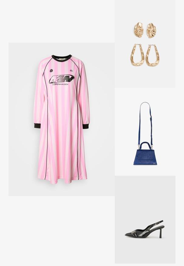 Langermet kjole i lys rosa med mørkere rosa og hvite vertikale striper, med svart rund halsutringning og svarte mansjetter. Logo vist på fronten.; Sorte patentlær slingback-sko med spiss tå, ankelremmer med sølvspenner og detaljer, og en slank hæl.; Blå faux lær veske med trekantet form, håndtak på toppen og justerbar skulderreim. Har en glatt tekstur og frontlokk detaljer.; Gullfargede øredobber med teksturerte, bølgete former. Inkluderer skulpturelle klipsstuds og åpen hoop-design med en hamret finish.