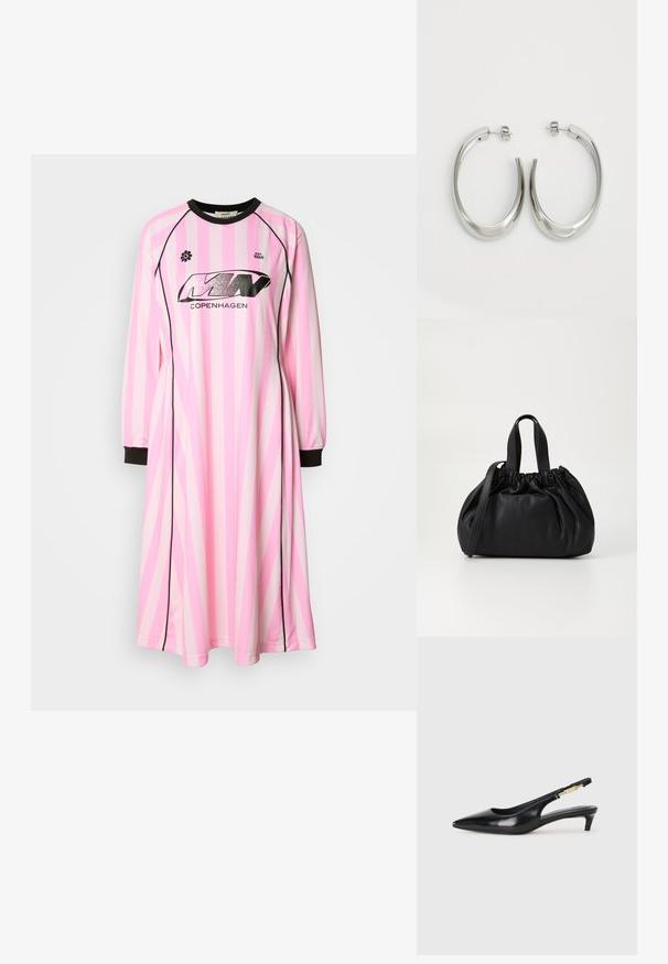Långärmad klänning i ljusrosa med mörkrosa och vita vertikala ränder, med en svart rund halsringning och svarta manschetter. Logotypen syns på framsidan.; Svart läder slingback-hälar med spetsig tå, med en smal klack och en guldtonad detalj på den justerbara remmen. Slät textur.; Svart läderhandväska med en samlad toppdesign, som har två korta handtag och ett långt justerbart axelband. Slät textur, rund form.; Silverfärgade hoopsörhängen med en slät, böjd design. Har en glänsande metallisk yta och ett stiftlås. Inga synliga mönster eller detaljer.