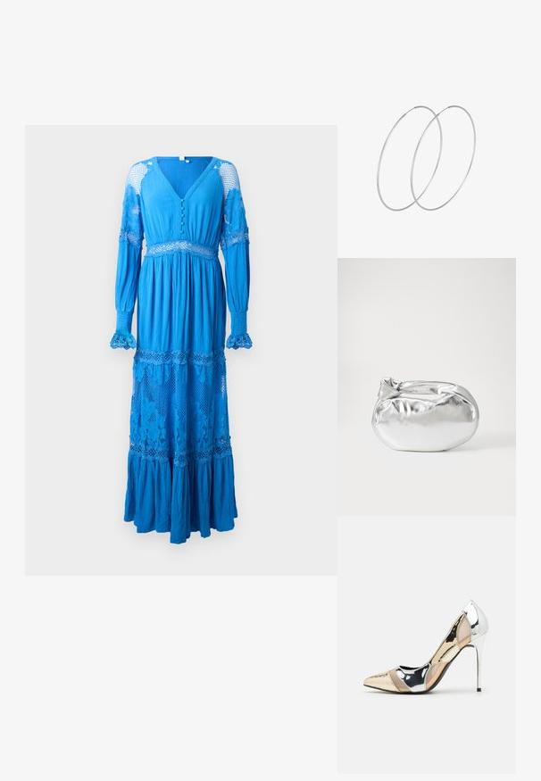 Langes blaues Kleid mit tiefem V-Ausschnitt, Knopfdetails, Spitzenakzenten an den Ärmeln und mehrlagigem Rüschensaum. Hergestellt aus leichtem, strukturiertem Stoff.; Spitz zulaufender High-Heel-Schuh in einer Farbgestaltung aus Silber, Gold und Nude. Glänzende Oberfläche mit Ausschnittdesign und stiletto Absatz.; Silberne metallic Pouch-Tasche mit einer sanften, abgerundeten Form und einem geknoteten Verschluss oben. Hergestellt aus glattem Kunstleder.; Silberne Creolen mit minimalistischem Design. Rundform, glatte Oberfläche und dünnes Profil. Leichtgewichtig mit hochglänzender Oberfläche.