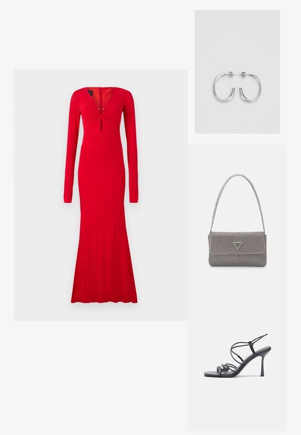 Czerwona sukienka z długim rękawem i dekoltem w kształcie litery V, z marszczeniami przy biuście oraz dopasowanym krojem, który rozszerza się ku dołowi. Gładka faktura materiału.; Czarne sandały na wysokim obcasie mają cienkie paski z węzłowym wzorem, gładki, kwadratowy czubek i smukły obcas w stylu szpilki.; Jasnoszara metaliczna torebka na łańcuszku, ozdobiona małymi okrągłymi metalowymi ćwiekami oraz trójkątnym logo marki.; Srebrne kolczyki na biglu o gładkim, błyszczącym wykończeniu. O zaokrąglonym kształcie, lekkim designie, z zamknięciem na zatrzask.