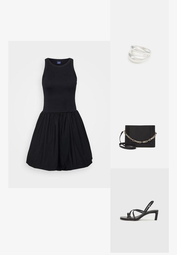 Musta mekko, jossa on istuva tank top -yläosa ja leveä, rypytetty hameosa. Valmistettu pehmeästä, joustavasta kankaasta, joka tuntuu sileältä.; Mustat hihnalligat, joissa on neliön muotoinen kärki ja matala lohkokorko. Ominaisuuksiin kuuluu useita ohuita hihnoja ja säädettävä nilkkahihna. Valmistettu sileästä nahasta.; Musta nahkainen olkalaukku, jossa on sileä pinta, suorakulmainen muoto ja metalliketju yksityiskohtana edessä. Mukana säädettävä hihna.; Hopeinen kaksinkertainen rengas, jossa on sileä, kiillotettu pinta. Siinä on sulava, kaareva muotoilu, jossa on päällekkäisiä osia modernin ilmeen saavuttamiseksi.