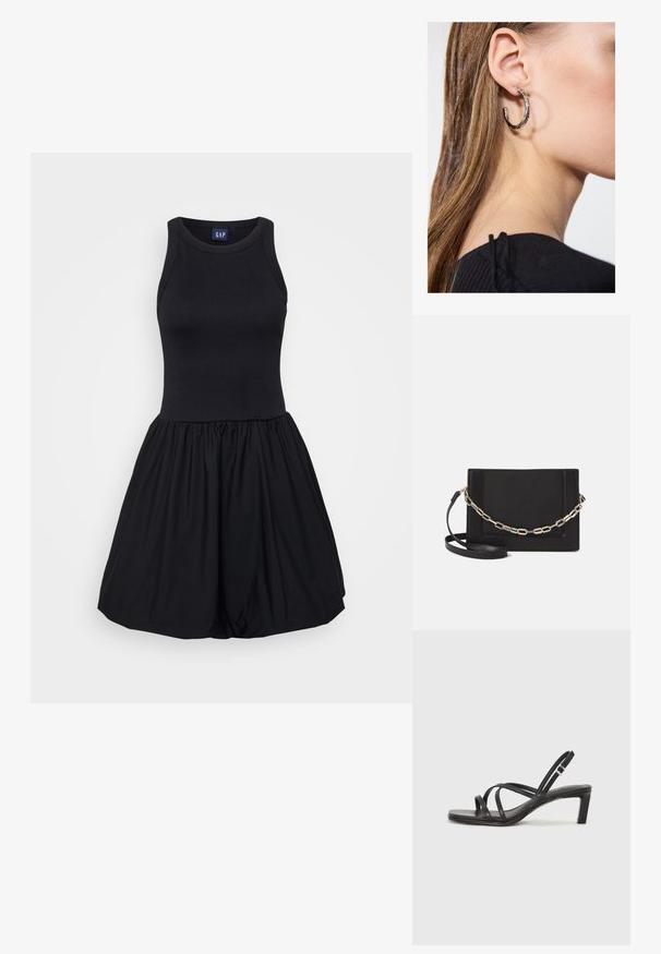 Schwarzes Kleid mit einem taillierten Tanktop-Oberteil und einem ausgestellten, gerafften Rock. Hergestellt aus weichem, dehnbarem Stoff mit glatter Textur.; Schwarze Sandale mit Riemchen, quadratischer Zehenform und niedrigem Blockabsatz. Verfügt über mehrere dünne Riemen und einen verstellbaren Knöchelriemen. Hergestellt aus glattem Leder.; Schwarze Leder-Crossbody-Tasche mit glatter Textur, rechteckiger Form und metallic-kettendetail auf der Vorderseite. Verstellbarer Gurt inklusive.; Silberne Creolen mit polierter Oberfläche, die kleine goldene Akzentdetails und eine runde Form aufweisen, am Ohrläppchen getragen.