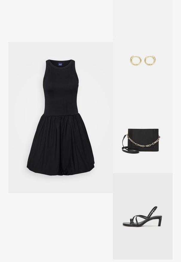 Svart klänning med en åtsittande tanktoppsliv och en utsvängd, plisserad kjol. Tillverkad av mjukt, stretchigt tyg med en slät yta.; Svart sandaler med remmar och fyrkantig tå samt låg blockklack. Har flera tunna remmar och en justerbar ankelrem. Tillverkad av mjukt läder.; Svart läder crossbody-väska med en slät yta, rektangulär form och metallickedjedetalj på framsidan. Justerbar rem ingår.; Guldörhängen i hoops med en slät, rundad design. Har en liten gångjärnslåsning, lätt känsla och en polerad yta.
