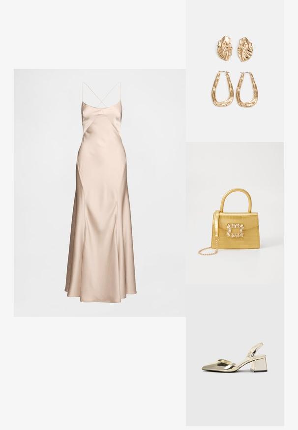 Vestido de noite bege em cetim, com alças finas, corpo ajustado, silhueta drapeada e bainha evasê. Textura suave com um brilho subtil.; Sapatos de salto alto metálicos dourados, com biqueira em ponta e salto grosso. Textura suave, design minimalista e uma tira estreita.; Bolsa amarela em pele de crocodilo falsa, com um design estruturado, pega no topo, alça de corrente removível e decoração de cristal no fecho.; Brincos em tom de ouro com formas onduladas e texturizadas. Inclui studs escultóricos com presilha e um design de argola aberta com um acabamento martelado.