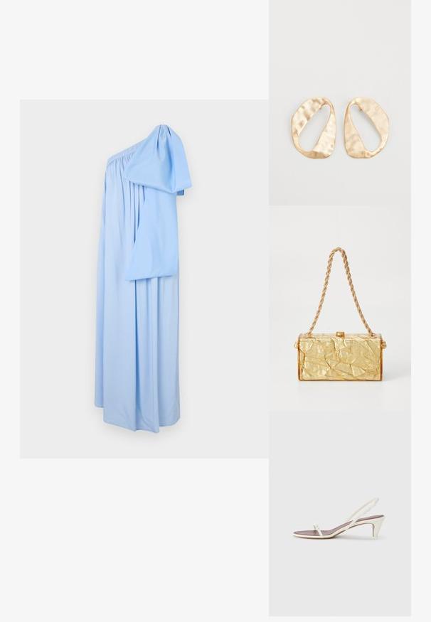Sleeper Koktélruha / Partiruha - blue; Fehér, pántos szandál enyhe sarokkal, vékony pántokkal és sima bőr textúrával; kis díszítő csattal rendelkezik.; Arany, gyűrött textúrájú kézitáska, téglalap alakú, lánc pánttal és fedélzáras záródással a tetején. Simább, fényes felület.; Egy pár szabálytalan, ovális formájú, aranyszínű fém fülbevaló, enyhén kalapált felülettel, fehér háttéren.