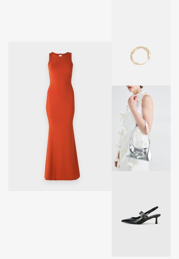 Oranžinė suknelė be rankovių su prigludusia siluetu, iki kelių ilgio ir rakto skylutės detalė nugaroje. Pagaminta iš glotnios, tamprių medžiagų.; Juodai lakuoti slingback aukštakulniai su smailiu kojų pirštu ir mažais blokiniais kulniukais, su sidabro sagtimi ant dirželio.; Sidabrinė metalinė rankinė su struktūrizuota forma, turinti viršutinę rankeną ir kaspiną priekyje. Lygi tekstūra, atspindinti apdaila.; Auksinės spalvos žiedas, turintis organišką, sukimosi dizainą su lygiu paviršiumi ir siaurėjančiais galais, sukuriantis modernią skulptūrinę išvaizdą.