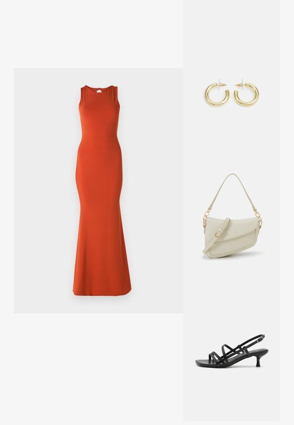 Oranžinė suknelė be rankovių su prigludusia siluetu, iki kelių ilgio ir rakto skylutės detalė nugaroje. Pagaminta iš glotnios, tamprių medžiagų.; Juodos aukštakulnės šlepetės su keliais perrištomis juostelėmis. Lygi medžiaga, smailas nosis ir siauras kulnas. Reguliuojama kulkšnies juostelė su sagtimi.; Mažas kreminis rankinukas su tekstūruotu paviršiumi, ilga reguliuojama juostele, grandinėle ir užsegimu su atvartu. Aukso detalės.; Aukso auskarai su lygiu, blizgiu paviršiumi. Apvalus dizainas su maža užrakto dalimi ir skaidria atrama saugiam nešiojimui.