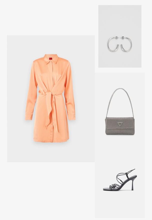 Dlhé nekošaté šaty z mäkkej broskyňovej látky, s predným zapínaním na gombíky, dlhými rukávmi a viazaným pásom, ktorý vytvára zhromaždený siluetu.; Čierne sandále na vysokom podpätku majú tenké remienky s uzlovým dizajnom, hladký štvorcový špičku a elegantný stiletto podpätok.; Svetlošedá metalická kabelka s reťazovým popruhom, ozdobená malými kruhovými kovovými štítkami a trojuholníkovým logom značky.; Strieborné kruhové náušnice s hladkým, lesklým povrchom, majú zakrivený tvar a zapínanie na puzetu. Minimalistický dizajn s moderným vzhľadom.