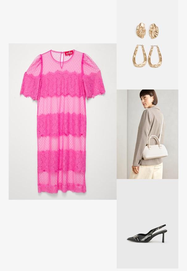 Áttetsző rózsaszín ruha csipkés díszítéssel és pöttyös mintázattal. Rövid ujjakkal és hátul nyitott részel rendelkezik.; Fekete lakk bőr, hegyes orrú slingback cipő, boka pántokkal, ezüst csatokkal és hardverelemekkel, valamint karcsú sarkú.; Fehér, strukturált kézitáska rövid füllel és vállpánttal, arany színű fém kiegészítőkkel és texturált anyagból, szürke háttér előtt bemutatva.; Aranyszínű fülbevalók, texturált, hullámos formákkal. Tartalmazza a szobrászati klipszes studokat és az open hoop kialakítást, kalapácsos felülettel.