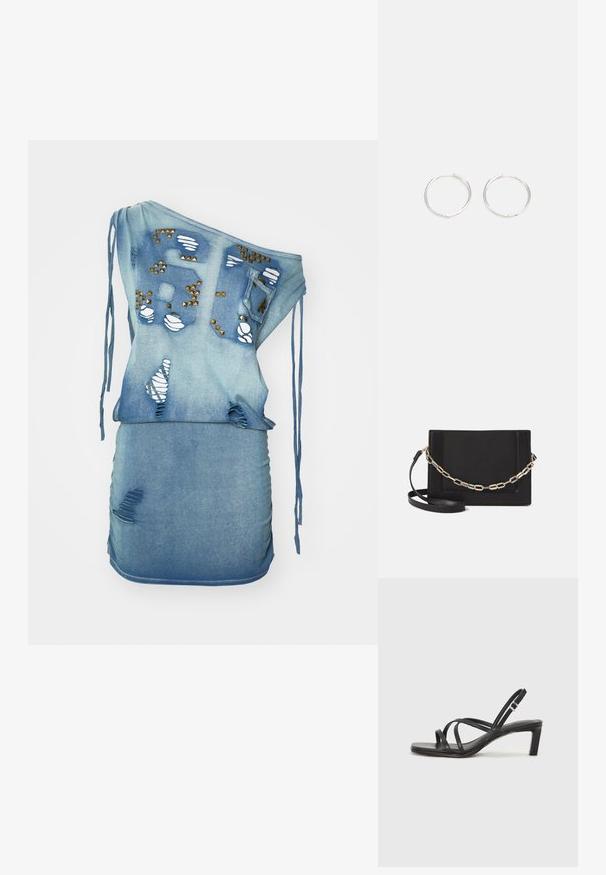 Denim suknelė su viena petimi, šviesiai mėlynos spalvos, nusidėvėjusi su išplyšimais, dekoratyviniais kniedėmis ir raištelių akcentais. Tvirtai prigludusi siluetas.; Juodi šlepetės su kvadratiniu pirštu ir žemu bloku kulnu. Yra keli ploni dirželiai ir reguliuojamas kulkšnies diržas. Pagaminti iš lygios odos.; Juodas odinis per petį nešiojamas krepšys turi lygų paviršių, stačiakampio formą ir metalinę grandinėlę priekyje. Pridedama reguliuojama dirželis.; Sidabrinės auskarai žiedai su sėslia, apvalia forma, pasižymintys lygia paviršiumi ir be matomų puošmenų. Svoris nenurodytas.