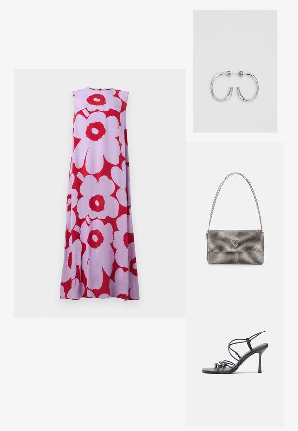 Duggi maxi haljina bez rukava od lagane tkanine s velikim crvenim i ružičastim cvjetnim uzorcima na svijetlopurple pozadini. Okrugli izrez.; Crne sandale na visokoj potpetici imaju tanke trake s čvorastim dizajnom, glatki kvadratni vrh i elegantnu stiletto petu.; Svijetlosivi metalik ruksač s lancem, ukrašen malim okruglim metalnim zakovicama i trokutastim logotipom marke.; Srebrne naušnice u obliku obruča sa glatkom, sjajnom površinom, zakrivljenog oblika i zatvaranjem na čep. Minimalistički dizajn s modernim završetkom.