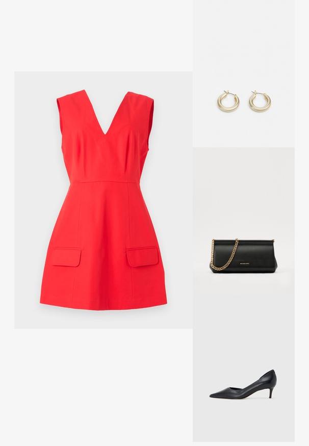 Röd ärmlös klänning med V-ringning, utsvängd siluett och frontfickor. Tillverkad av ett glatt tyg med en enhetlig färg och utan mönster.; Svart läderpumps med spetsig tå och låg klack. Har en slät textur och subtil glans. Öppet utskuret fram för extra detalj.; Svart läderclutch med en guldkedjesjal, med en slät yta, rektangulär form och präglad märkning på framsidan.; Lauren Ralph Lauren BASIC SMALL HOOP - Örhänge - gold-coloured