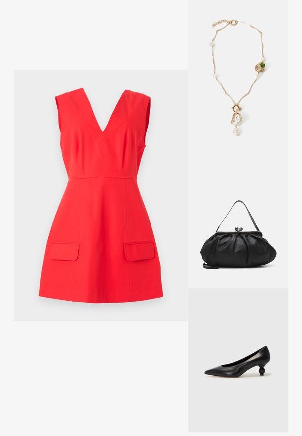 Röd ärmlös klänning med V-ringning, utsvängd siluett och frontfickor. Tillverkad av ett glatt tyg med en enhetlig färg och utan mönster.; Svart läderhögklackad sko med spetsig tå och rund, bollformad klack. Slät yta med en elegant, minimalistisk design.; Svart läderhandväska med en rundad, veckad design. Har ett metallspänne med två dekorativa kulor och en smal, avtagbar rem.; Guldtonad halsband med vridna länkar, vita pärlor och en grön stens accent. Har intrikata detaljer och en lås för stängning.
