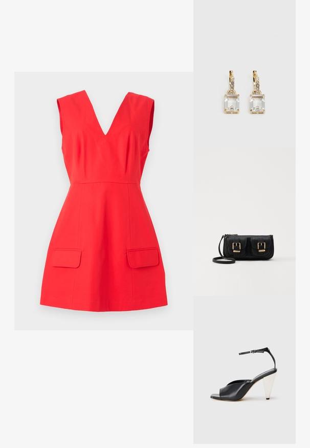 Rød ermeløs kjole med V-hals, utskrevet silhuett og frontlommer. Laget av glatt stoff med en ensfarget og uten mønstre.; Svart lær høyhælte sandaler med åpen tå, asymmetrisk design, ankelstropp og en metallisk kjegleformet hæl. Glatt tekstur hele veien.; Svart skinn crossbody veske med to frontlommer, gyldne spenner, glidelåslukking og en slank stropp. Teksturert overflate og kompakt rektangulær form.; Gullfargede øreringer med en rektangulær, klar krystall som henger under en rad av små, runde klare akenter. Elegante, moderne design.