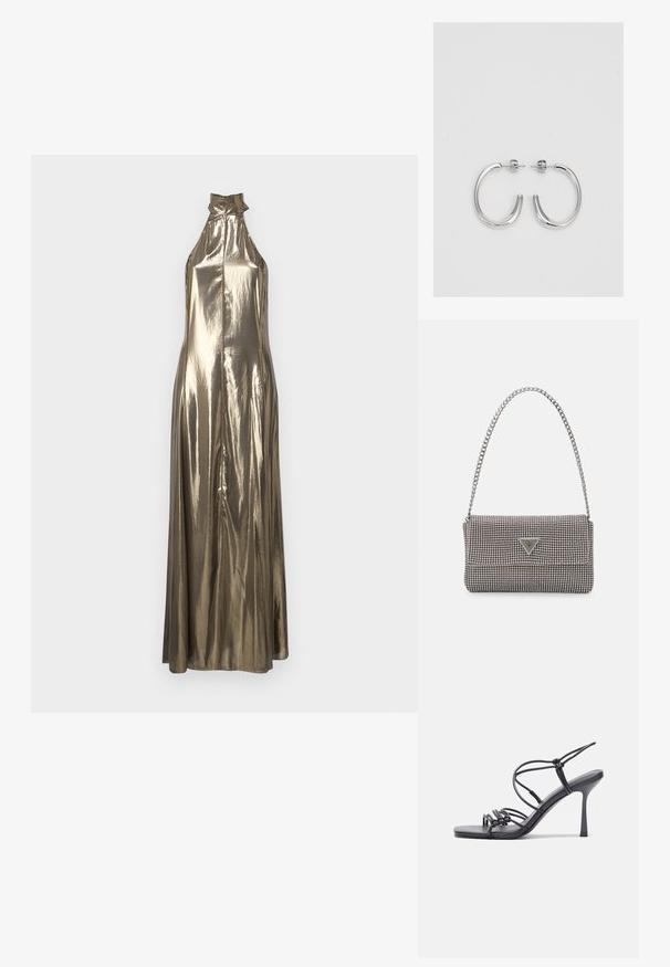 Fémes arany színű, nyakpántos maxi ruha, amely sima sziluettel rendelkezik, magas gallérral és sima, fényes textúrával.; Fekete magas sarkú szandálok vékony pántokkal, csomózott mintával, sima négyzetes orral és karcsú stiletto sarkal rendelkeznek.; Világosszürke fémes kézitáska lánc pánttal, kis kör alakú fém kifinomult díszítéssel és háromszög alakú márkagéppel.; Ezüst karika fülbevalók sima, fényes felülettel, ívelt formával és postazáras zárral. Minimalista, modern kivitel.