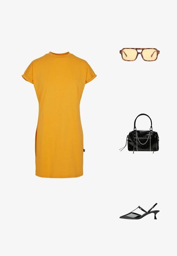Gul t-shirtklänning med hög halsringning, korta uppvikta ärmar och avslappnad passform. Mjukt bomullstyg med sidofickor för ökad rörelsefrihet.; Svarta patenterade skinnslip-in klackar med spetsig tå, korsremdesign och en avsmalnande mellanklack. Slät, glänsande yta med utskärmningsdetalj.; Sköldpaddsmönstrade solglasögon med gultonade linser, rektangulär form och karakteristisk bryggutskärning. Texturerade skalmar fulländar designen.; Bershka WITH CHAIN - Handväska - black