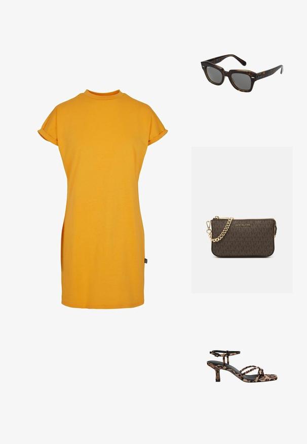 Žluté šaty ve tvaru trička s vysokým výstřihem, krátkými ohrnutými rukávy a volným střihem. Měkká bavlněná látka s bočními rozparky pro snadný pohyb.; Sandály na podpatku s leopardím vzorem, čtveratou špičkou, více popruhy a středně vysokým podpatkem. Vyrobeno z měkkého textilního materiálu.; Obdélníkové sluneční brýle s rámem z želvovinového plastu, tmavými skly a stříbrnými akcenty po stranách. Vyrobeno v Itálii.; Hnědá kožená crossbody taška s logem, zlatým řetízkem, zipovým uzávěrem a zlatými akcenty. Kompaktní a obdélníkový tvar.