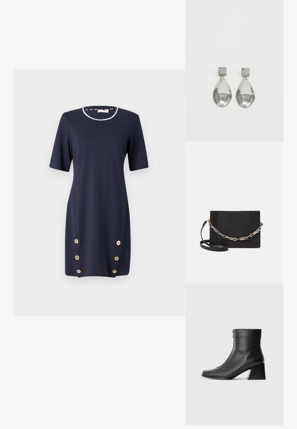 Navyblaues Kleid mit kurzen Ärmeln, rundem Halsausschnitt und dekorativen goldenen Knöpfen an der Seite. Hergestellt aus einem glatten, dehnbaren Stoff.; Schwarze Lederstiefelette mit quadrater Zehenform, seitlichem Reißverschluss und Blockabsatz vor einem schlichten hellen Hintergrund.; Schwarze Leder-Crossbody-Tasche mit glatter Textur, rechteckiger Form und metallic-kettendetail auf der Vorderseite. Verstellbarer Gurt inklusive.; Silberne Tropfenohrringe mit einem quadratischen Stecker, die eine glatte, polierte Oberfläche und eine Tropfenform aufweisen, die Licht mit einer glänzenden Oberfläche reflektiert.