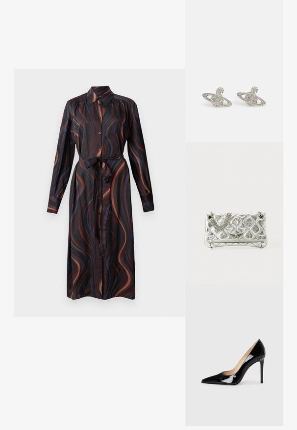 Šaty s dlouhým rukávem vyrobené z tmavé látky s barevnými vírovými vzory. Mají límeček, zapínání na knoflíky vpředu a pas se stahovací šňůrkou.; Černý lakovaný kožený lodičkový bot s špičatou špičkou a elegantním siluetou. Má hladký, lesklý povrch a štíhlý jehlový podpatek.; Stříbrná metalická kabelka s řetízkem, prošívanou texturou, dekorativním stehem a zipovým uzávěrem. Obsahuje embosované detaily na přední straně.; Stříbrné náušnice ve tvaru Saturnu, které mají texturovanou planetu s prstencem, zdobené malými průhlednými krystaly a studem ve tvaru mašličky.